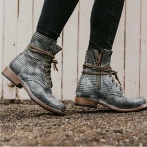 Freebird by Steven Madden Manchester Moto Boots Gray Textured Leather Size 6